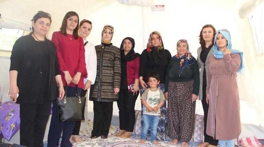 Samsat&rsquo;ta Yetim Depremzedelere Hediye