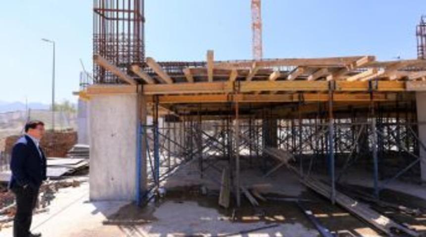 Başkan Subaşıoğlu Nikah Sarayı Ve K&uuml;lt&uuml;r Merkezinde İnceleme Yaptı