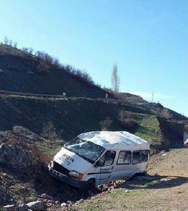 Teog Sınavından Çıkan Öğrencileri Taşıyan Minibüs Devrildi: 6 Yaralı