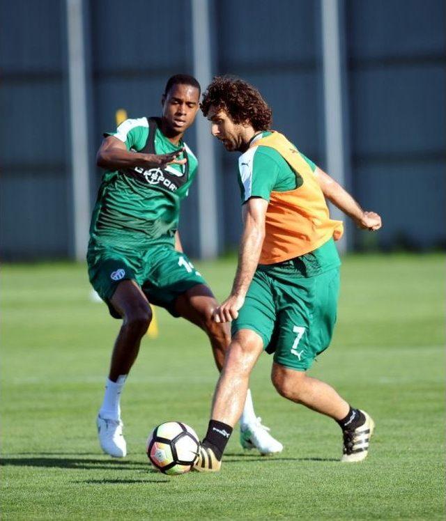 Bursaspor’da Galatasaray Mesaisi Sürüyor