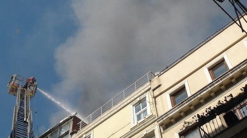 Beyoğlu’nda Korkutan Yangın