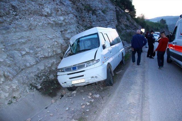 İşçi Servisi Su Kanalına Uçtu: 8 Yaralı