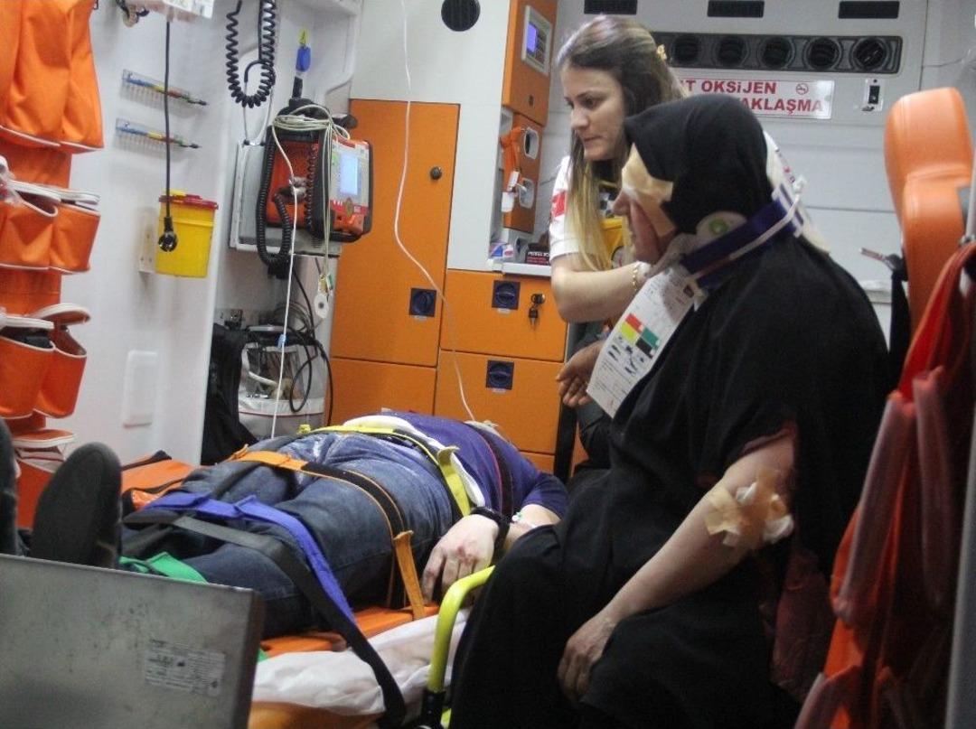 Viyad&uuml;kte Asılı Kalan Tırın S&uuml;r&uuml;c&uuml;s&uuml;n&uuml; İtfaiye Kurtardı