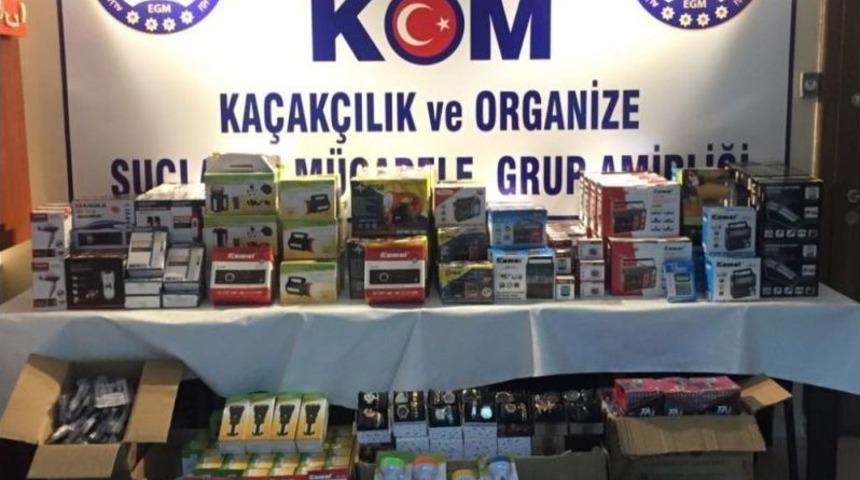 İzmir&rsquo;de Kamyonet İ&ccedil;erisinde G&uuml;mr&uuml;k Ka&ccedil;ağı Eşyalar Yakalandı.