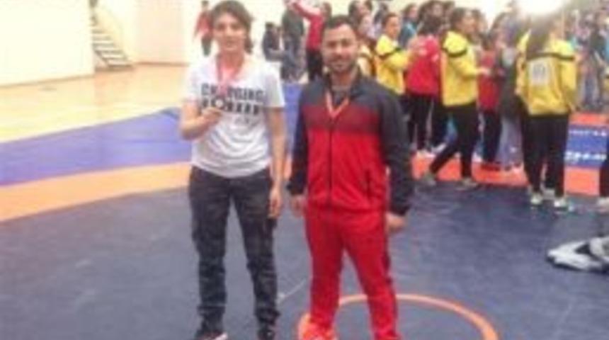 Minik Bayanlar G&uuml;reş M&uuml;sabakalarından Derece