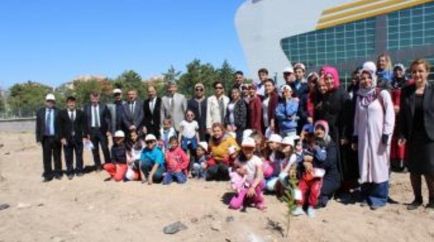 &Ccedil;ocuk Evlerinde Kalan &Ccedil;ocuklar Fidan Dikti