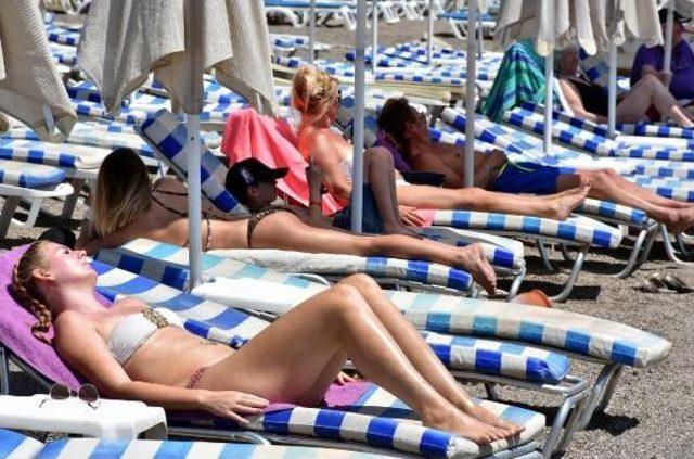 Marmaris'te Sıcak Hava Plajları Hareketlendirdi