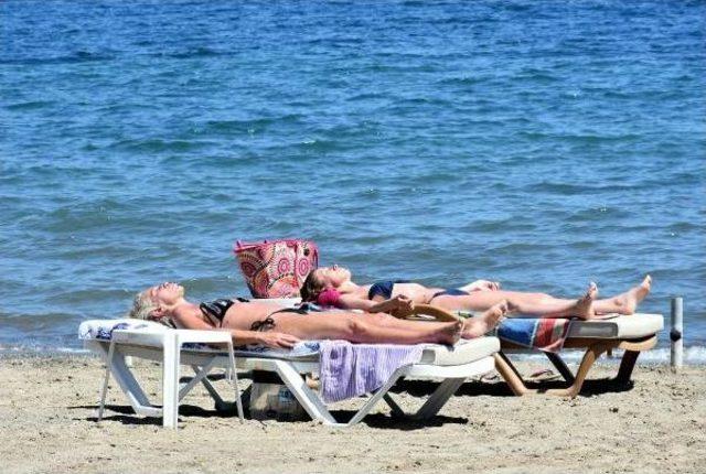 Marmaris'te Sıcak Hava Plajları Hareketlendirdi