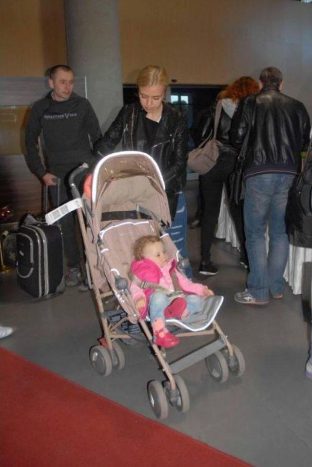 İlk Ukraynalı Kafile, Dalaman da &Ccedil;i&ccedil;eklerle Karşılandı 1