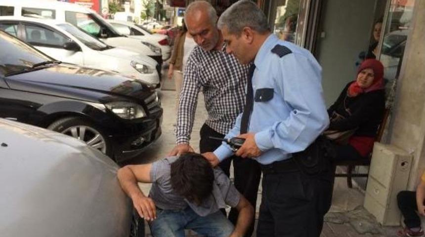 Apartmanda Yakaladıkları Hırsızı D&ouml;v&uuml;p Polise Teslim Ettiler