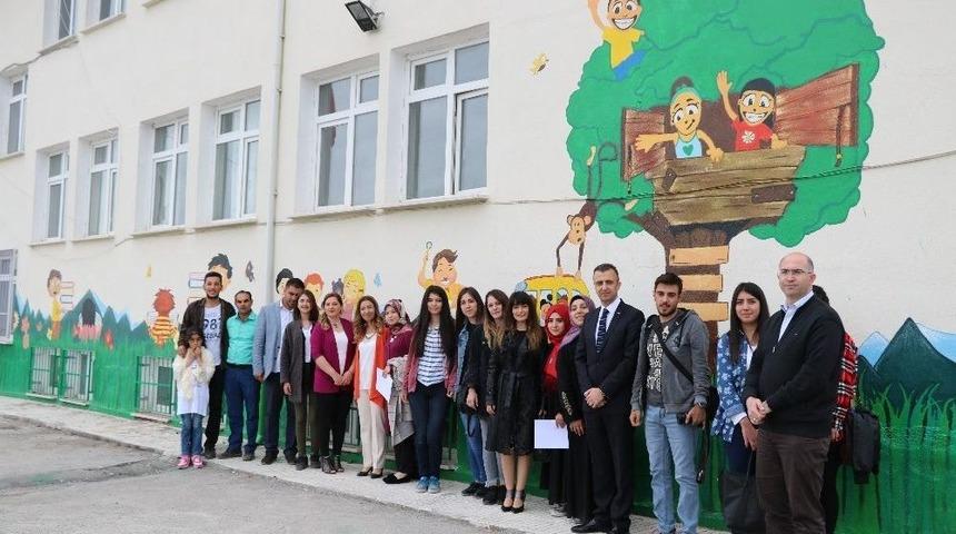 Tasarım &Ouml;ğrencileri K&ouml;y Okulunu Renklendirdi