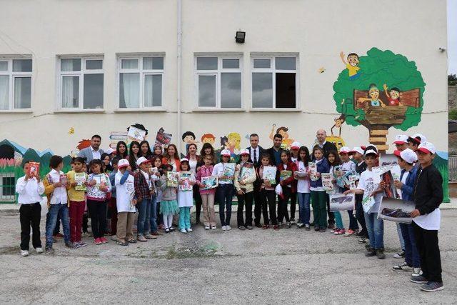 Tasarım Öğrencileri Köy Okulunu Renklendirdi