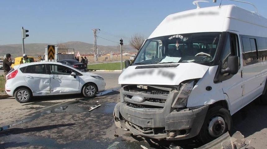 Sivas&rsquo;ta Zincirleme Trafik Kazası: 5 Yaralı