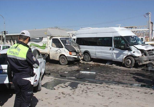 Sivas’ta Zincirleme Trafik Kazası: 5 Yaralı