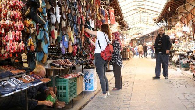 (özel Haber) Sıcak Havanın Vazgeçilmez Ayakkabısı Yemeni