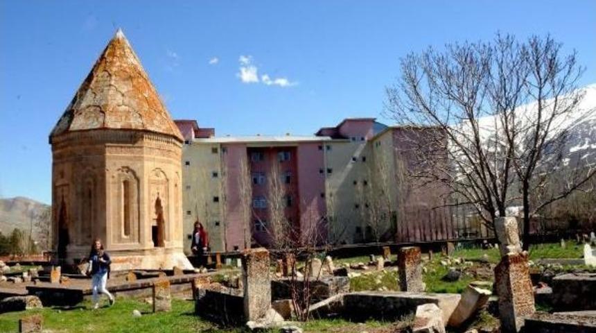 Tarihi K&uuml;mbetin Sil&uuml;etini Bozan Yurt Halen Yıkılmadı