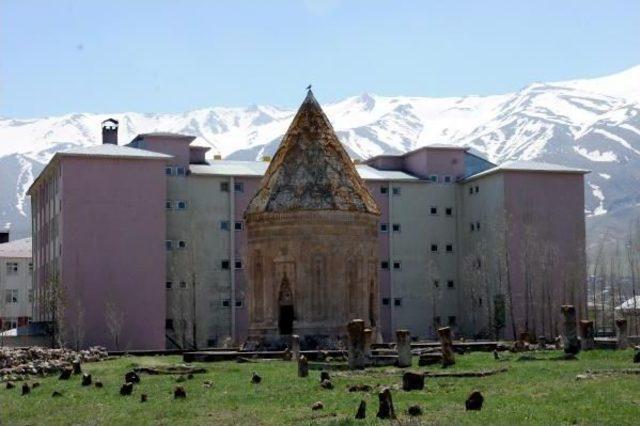 Tarihi Kümbetin Silüetini Bozan Yurt Halen Yıkılmadı