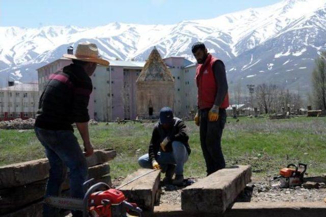 Tarihi Kümbetin Silüetini Bozan Yurt Halen Yıkılmadı