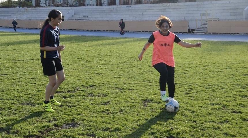 (&ouml;zel Haber) İranlı Kadın Hemşire, Futbol Yeteneğiyle G&ouml;z Dolduruyor