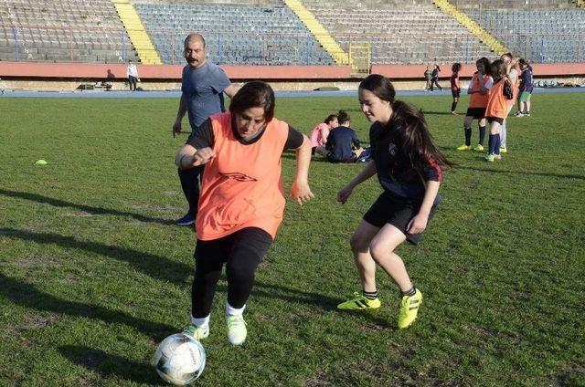 (özel Haber) İranlı Kadın Hemşire, Futbol Yeteneğiyle Göz Dolduruyor