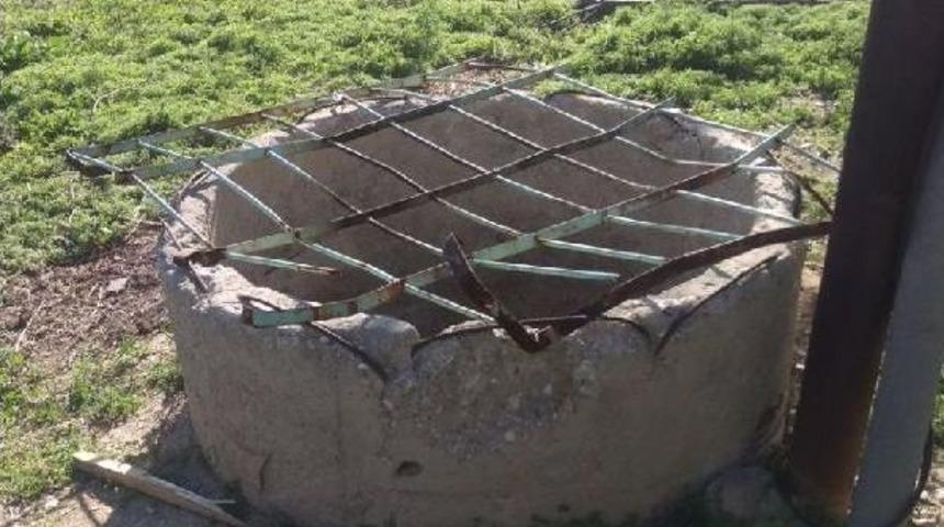 Tavuklarını &Ccedil;alan Kişiyi D&ouml;v&uuml;p Boş Kuya Attı