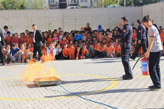 Öğrencilere Yangınların Çıkış Nedeni Ve Müdahale Teknikleri Anlatıldı