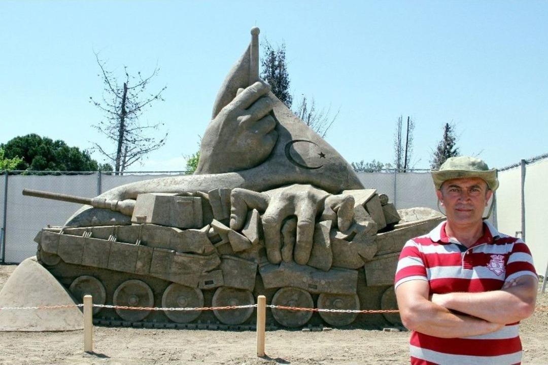 Milletin Darbeye Karşı İradesini Kumdan Heykelle Anlattılar