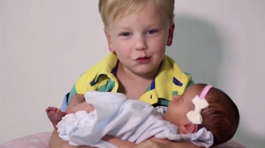 6 erkek kardeş yeni doğan kız kardeşleriyle tanışıyor