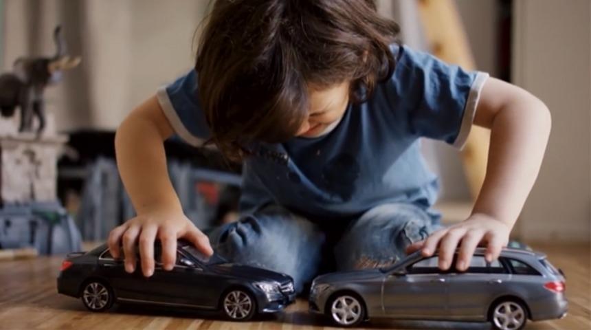 Mercedes'in &ccedil;arpışmayan arabaları &ccedil;ocukları &ccedil;ıldırttı!