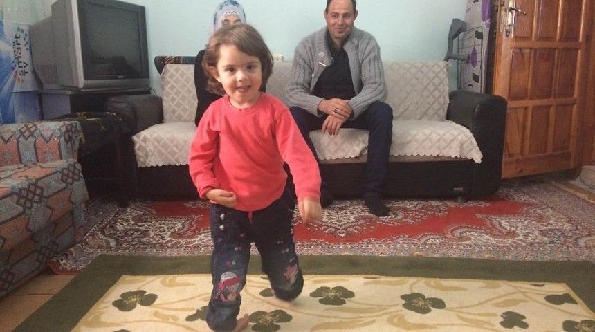 Ayakları Eğri Basan Esmanur Yaşıtları Gibi Y&uuml;r&uuml;mek İstiyor