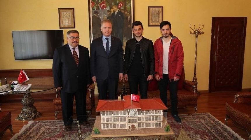 Vali G&uuml;l&rsquo;e &Ouml;ğrenciler Valilik Maketi Hediye Etti