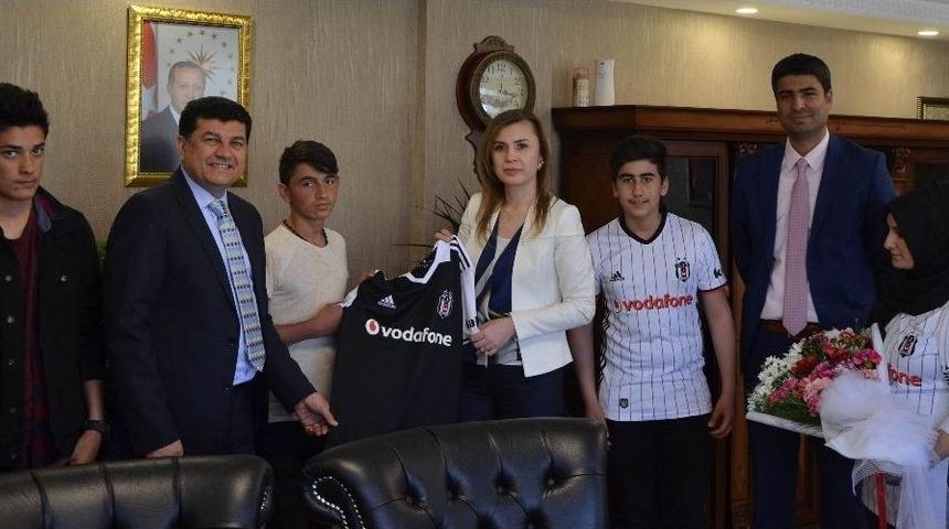 Sevgi Evleri &Ccedil;ocuklarından Tuşba Kaymakamı U&ccedil;ar&rsquo;a Teşekk&uuml;r Ziyareti