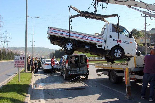 Zincirleme Kazada 6 Araç Birbirine Girdi: 1 Yaralı