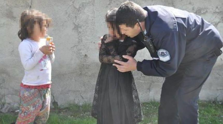 Polisten Yardım Isteyen Iki &Ccedil;ocuk Anneannelerinin Yanında Kalacak