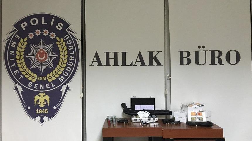 Antalya&rsquo;da Kumar Oynatılan Dernekte Silahlar Bulundu