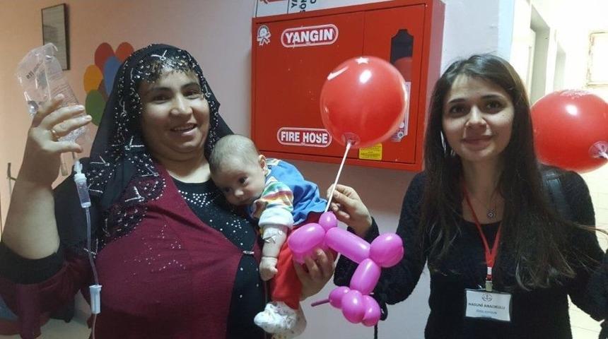 Ana Okul &Ouml;ğretmeleri Hastanede Yatan &Ccedil;ocuklara Hediye Dağıttı