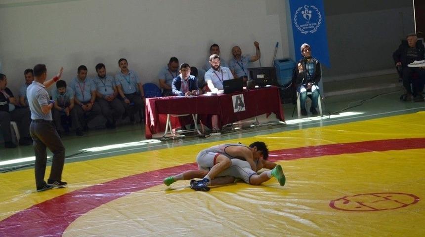 Okullararası G&uuml;reş T&uuml;rkiye Şampiyonası Didim&rsquo;de Devam Ediyor