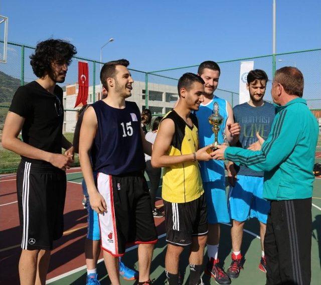 Adü’de Sokak Basketbolu Ve Futbolda Ödüller Sahiplerini Buldu