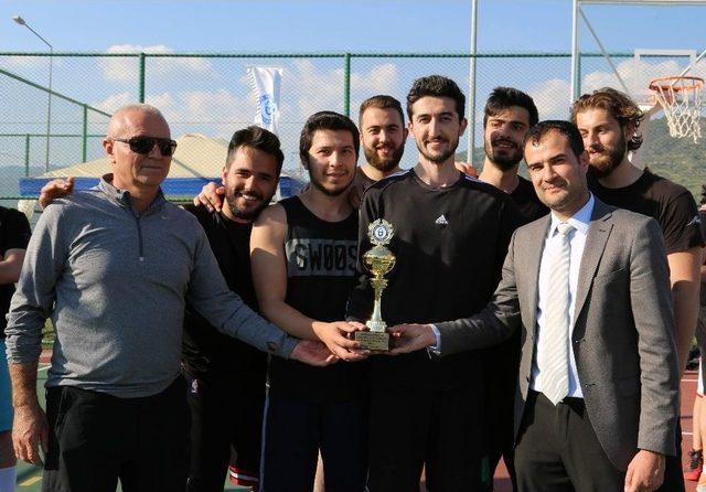 Adü’de Sokak Basketbolu Ve Futbolda Ödüller Sahiplerini Buldu