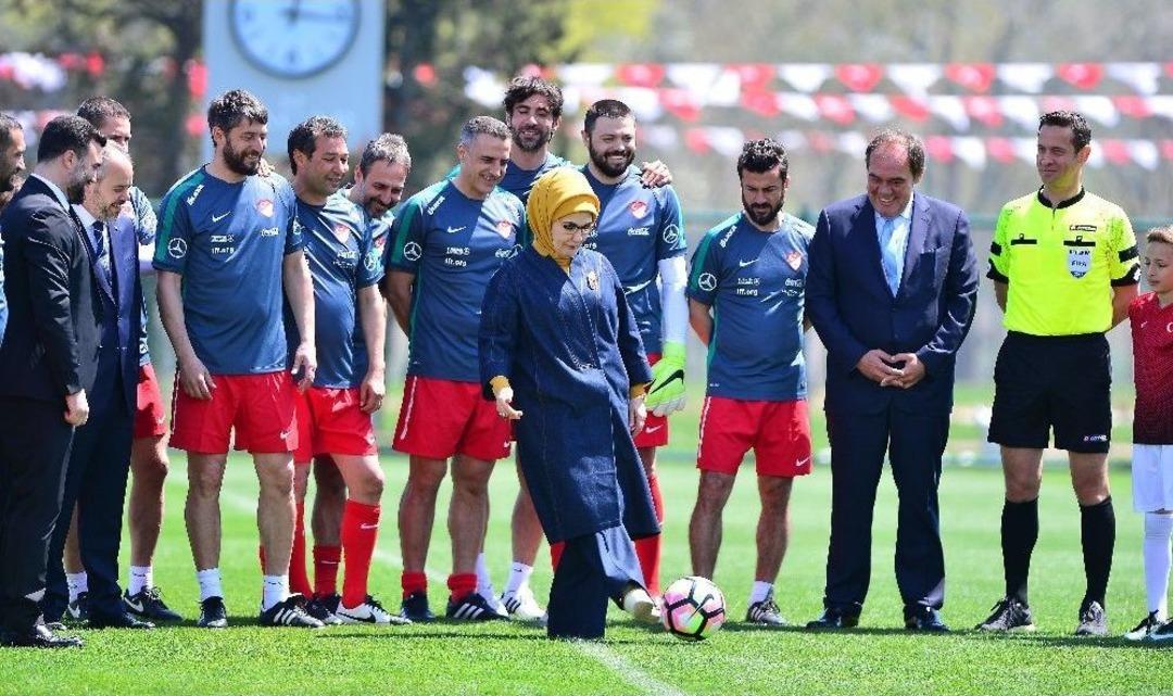 Ma&ccedil;ın Başlama Vuruşu Emine Erdoğan&rsquo;dan