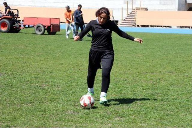 İran'da Futsal Oynadı, Türkiye'de Futbola Başladı