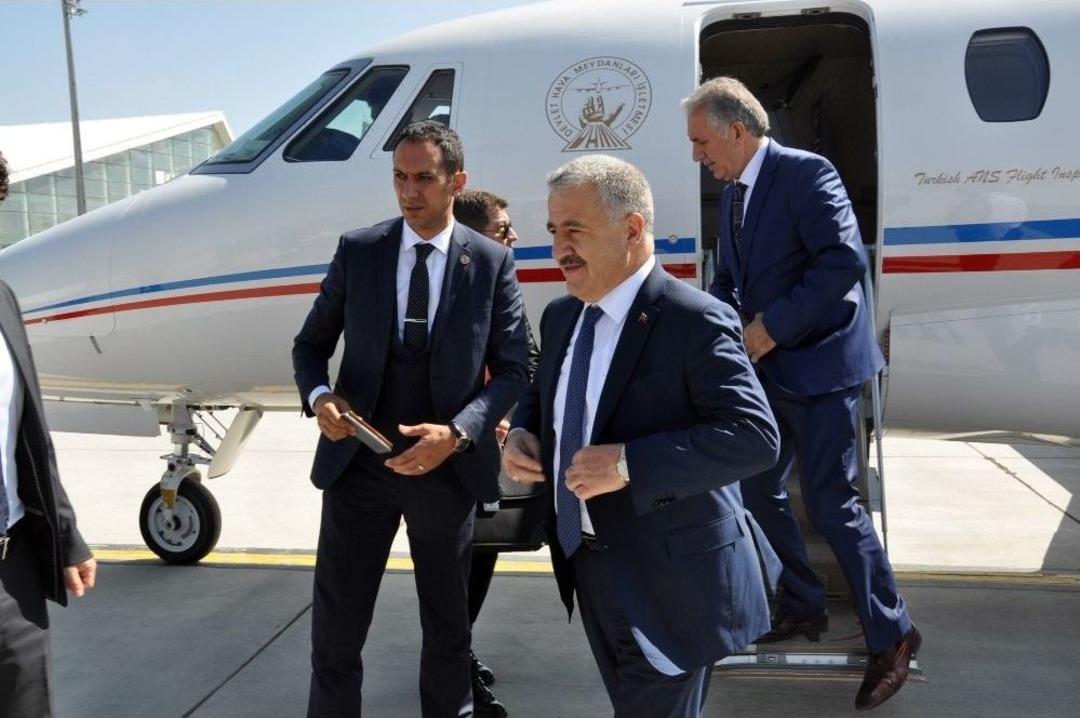 Bakan Arslan, "bak&uuml;-tiflis-kars Demiryolu Hattı Haziranda Hizmete Girecek"