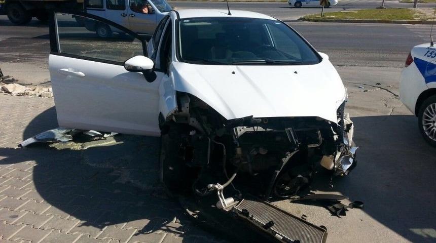 &Ouml;ğrenci Servisi İle Otomobil &Ccedil;arpıştı: 1 Yaralı