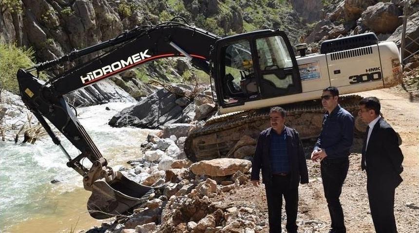 Selden Zarar G&ouml;ren Yollar Onarılıyor