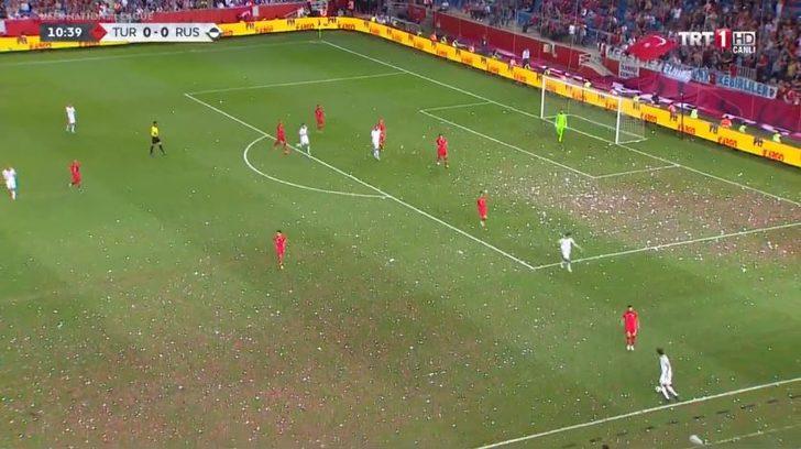 Türkiye - Rusya maçına, sahaya atılan konfetiler damga vurdu G3