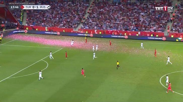 Türkiye - Rusya maçına, sahaya atılan konfetiler damga vurdu G4