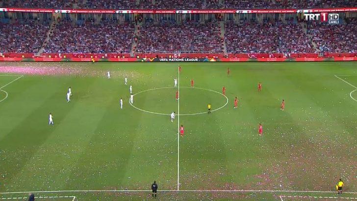 Türkiye - Rusya maçına, sahaya atılan konfetiler damga vurdu G5