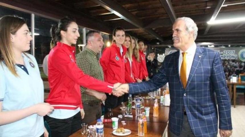 Bursa B&uuml;y&uuml;kşehir Belediyesporlu Voleybolculara Şampiyonluk Yemeği