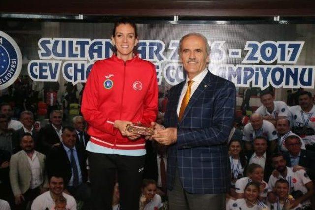 Bursa Büyükşehir Belediyesporlu Voleybolculara Şampiyonluk Yemeği