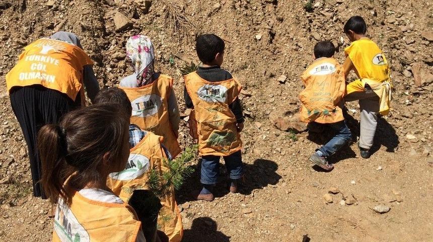 Tema G&ouml;n&uuml;ll&uuml;s&uuml; &Ouml;ğrenciler Fidan Dikti